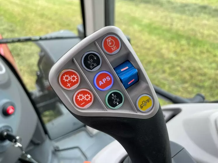 Le tracteur McCormick X6.413 P6-Drive profite d'un joystick hydraulique sur lequel de nombreuses fonctions sont pilotées avec le pouce.
