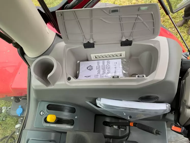 Le tracteur McCormick X6.413 P6-Drive est assez bien pourvu en rangements dans la cabine. 