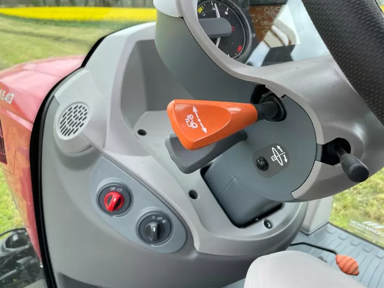 Le tracteur McCormick X6.413 P6-Drive intègre une commande d'inverseur sans position parking. 