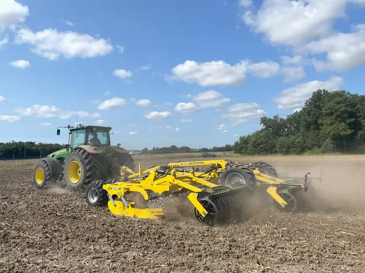 Déchaumeur à disques indépendants Bednar Swifterdisc XO 7500 Profi au travail avec tracteur John Deere 8330