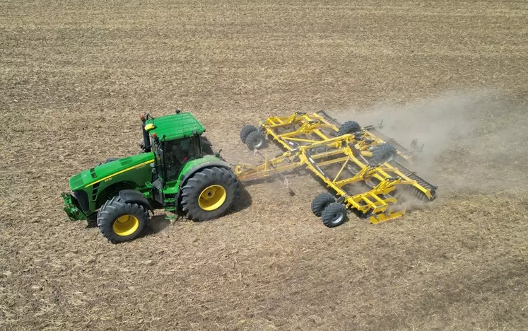 Vue de drone du déchaumeur à disques indépendants Bednar Swifterdisc XO 7500 Profi au travail avec tracteur John Deere 8330