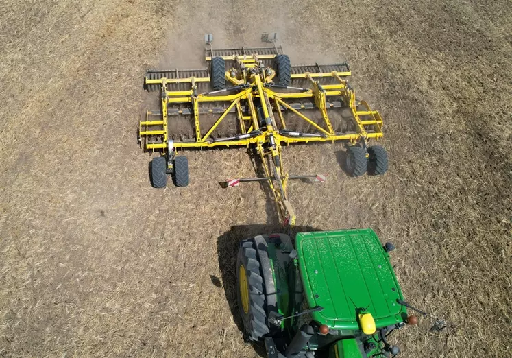 Vue de drone du déchaumeur à disques indépendants Bednar Swifterdisc XO 7500 Profi au travail avec tracteur John Deere 8330