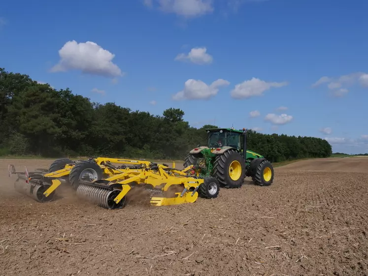 Déchaumeur à disques indépendants Bednar Swifterdisc XO 7500 Profi au travail avec tracteur John Deere 8330