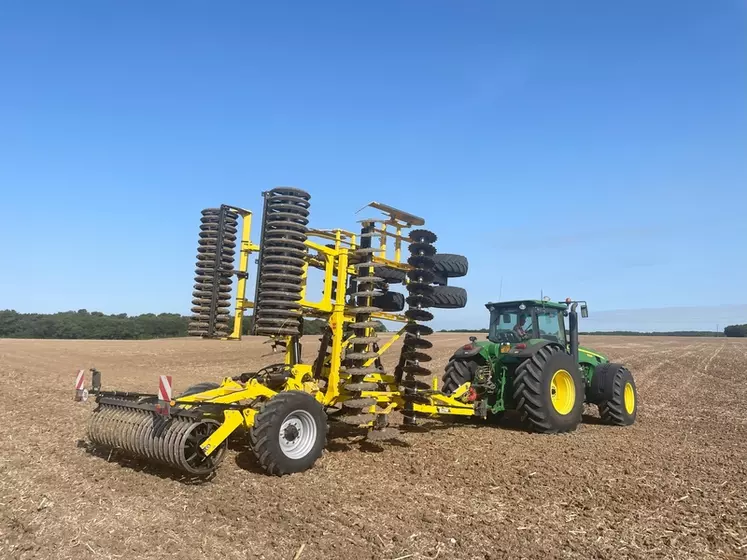 Déchaumeur à disques indépendants Bednar Swifterdisc XO 7500 Profi en potition transport avec tracteur John Deere 8330