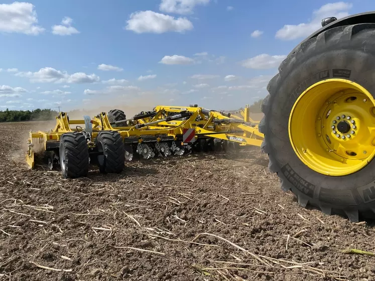 Déchaumeur à disques indépendants Bednar Swifterdisc XO 7500 Profi au travail avec tracteur John Deere 8330