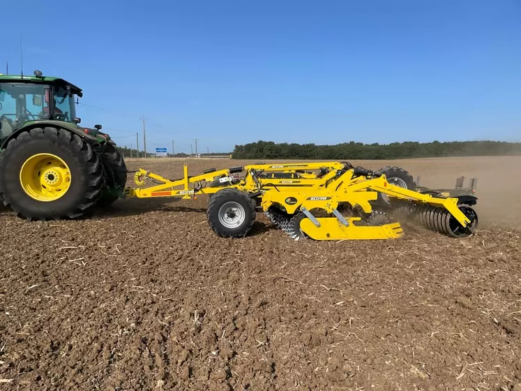 Déchaumeur à disques indépendants Bednar Swifterdisc XO 7500 Profi au travail avec tracteur John Deere 8330