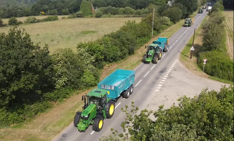 Tracteurs John Deere sur la route avec benne Rolland et épandeur à fumier Rolland