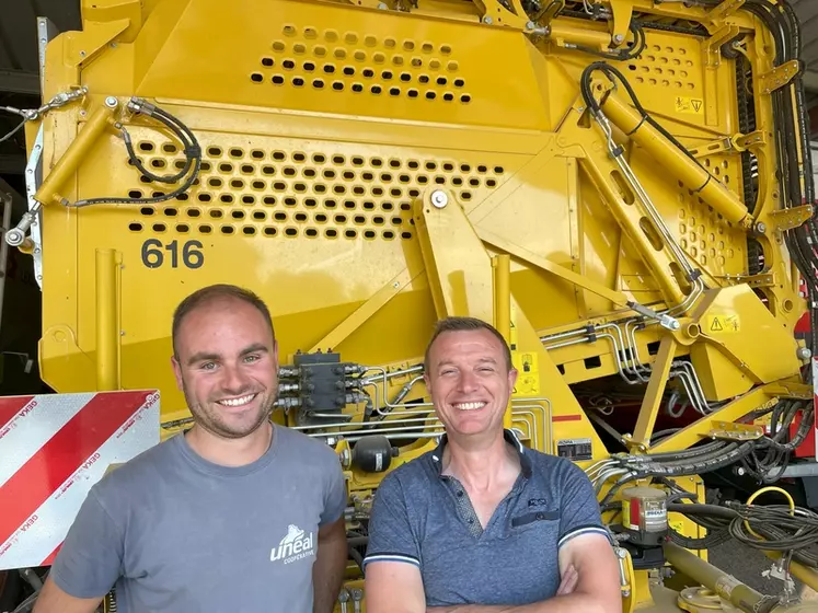 Marc Savary et son salarié Maxence devant l'arracheuse de pommes de terre traînée deux rangs Ropa Keiler II L numéro 616