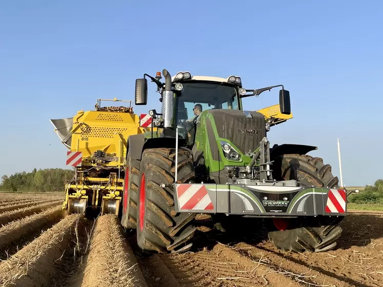 Tracteur Fendt 828 Vario et arracheuse de pommes de terre traînée deux rangs Ropa Keiler 2 L