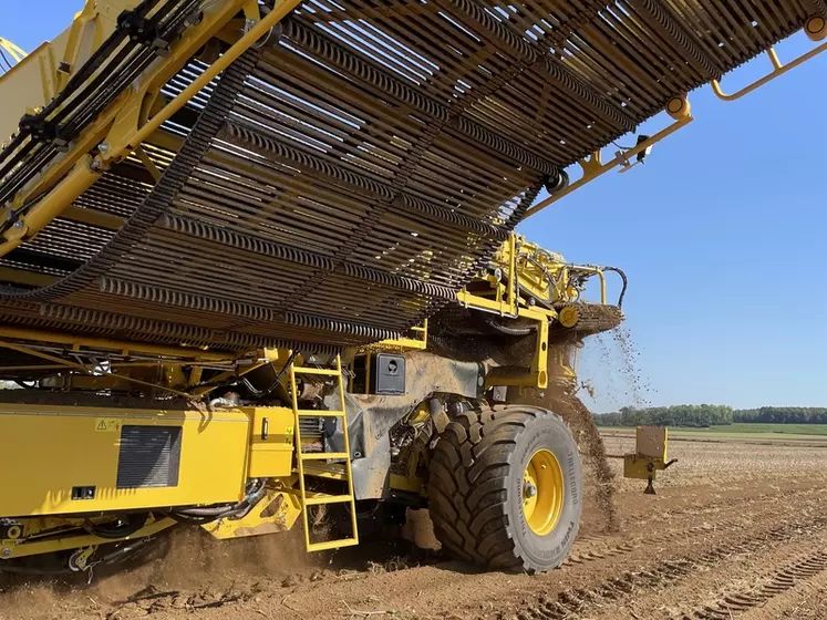 Convoyeur de déchargement d'e l'arracheuse de pommes de terre traînée deux rangs Ropa Keiler 2 avec tracteur Fendt 828 Vario