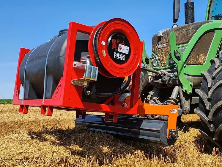 Rouleau tasse-andain Roll Paille de Gam Agri Pièces attelé sur le relevage avant d'un tracteur Fendt