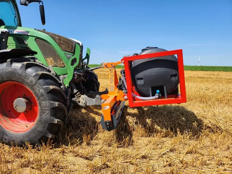 Rouleau tasse-andain Roll Paille de Gam Agri Pièces avec cuve frontale attelé sur le relevage avant d'un tracteur Fendt