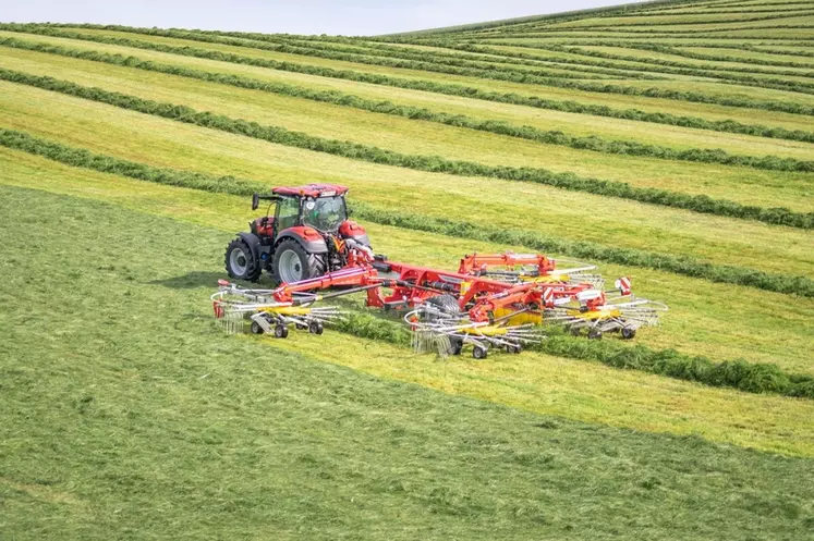 Pöttinger lance un andaineur à quatre rotors économique, le Top VT 12540 C. 