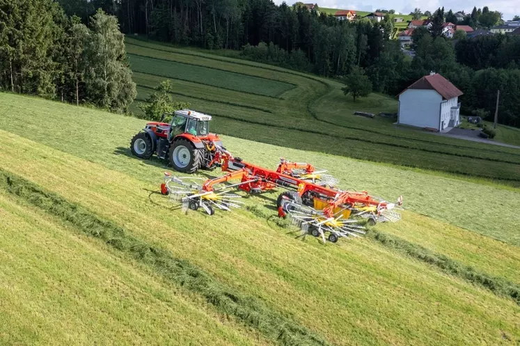 L'andaineur Top 12540 C de Pöttinger propose un entraînement mécanique des quatre rotors. 