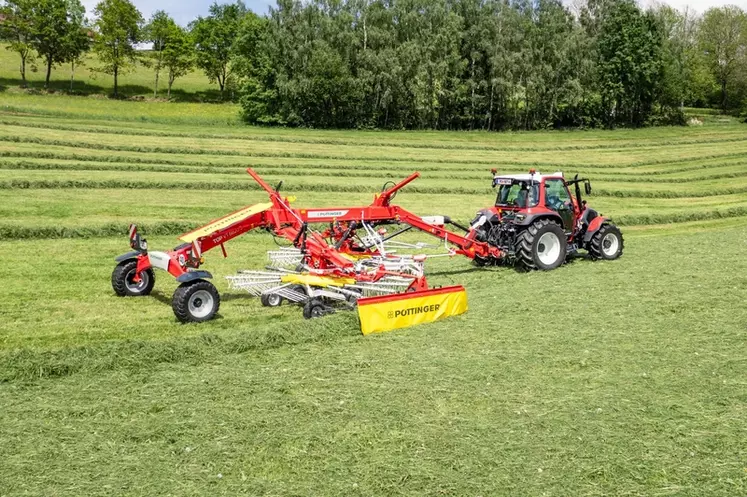 Les nouveaux andaineurs doubles à dépose latérale Pöttinger Top VT 6820 S et 7620 S gagnent en compacité et en maniabilité.