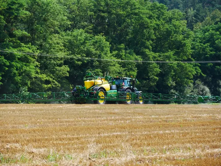 John Deere lance la commercialisation de la pulvérisation See & Spray Select sur les appareils traînés R900i et intègre quelques évolutions.