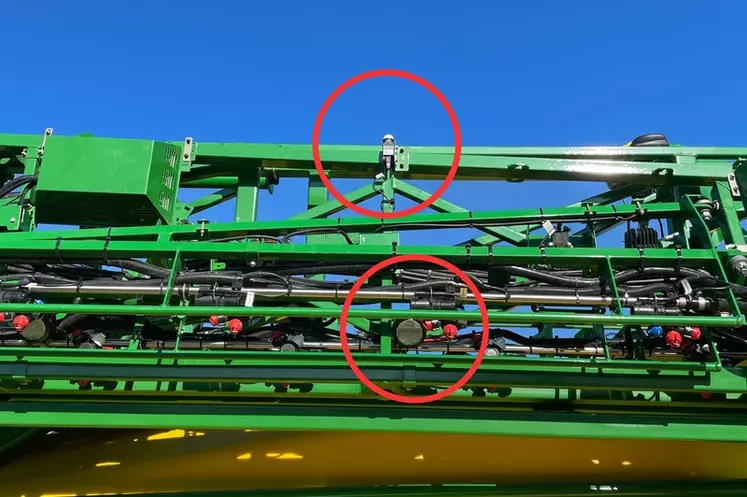 La pulvérisation ciblée See & Spray Select de John Deere est proposée en option avec un système d'éclairage (en bas) autocalibré avec un capteur de balance de blancs ...