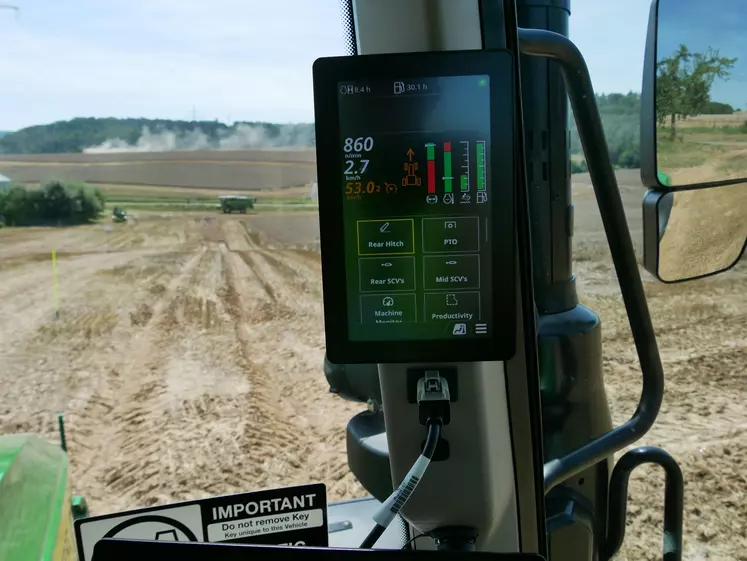 En cabine, les tracteurs 6M disposent d'un écran dans le montant droit de la cabine.