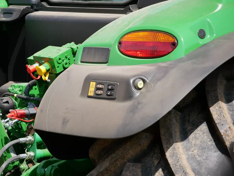 Les tracteurs John Deere 6M disposent de nouvelles commandes sur les ailes.