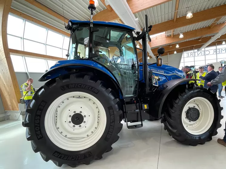 Tracteur New Holland T5 Dual Command présenté à l'usine CNH  de Basildon