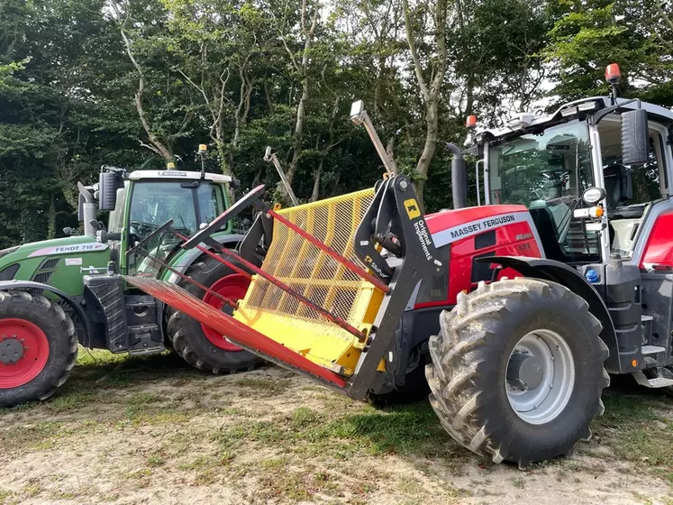 Tracteurs Fendt 718 Vario et Massey Ferguson MF 8S.225 équipés de fourche à ensilage à fond poussant de la Cuma des 3 Vallées de la Hague (Manche)