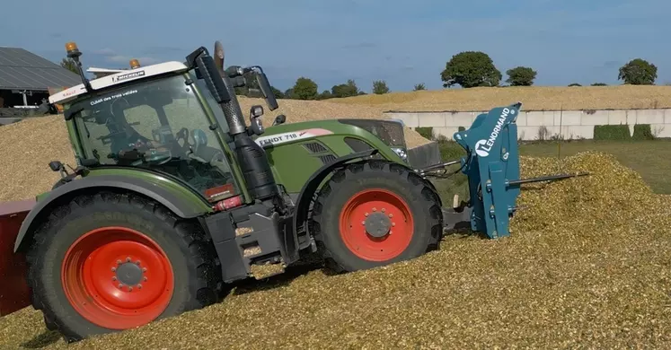 Tracteur Fendt 718 Vario de la Cuma des trois Vallées de la Hague dans la Manche au tassage de silo de maïs avec fourche à éjection Lenormand