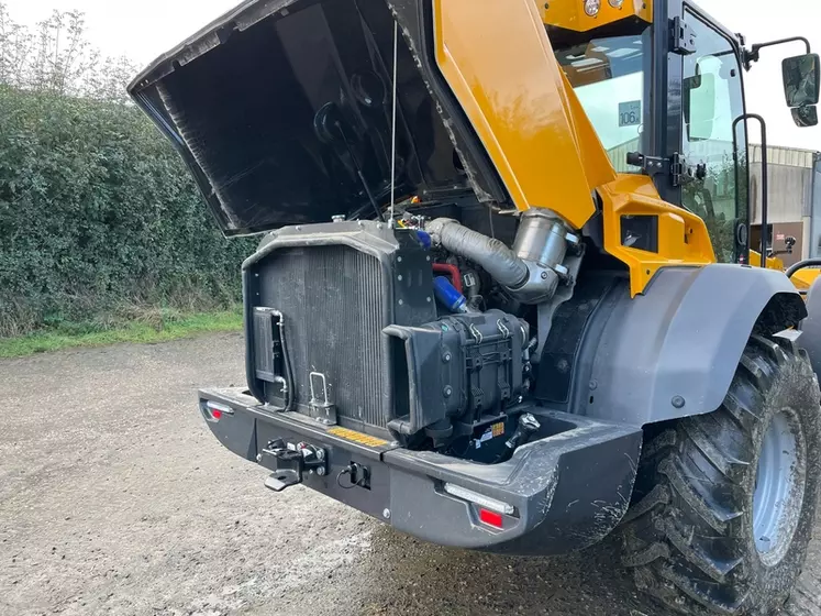 Vue du compartiment moteur et du filtre à air de la chargeuse articulée Dieci Agri Pivot T70 