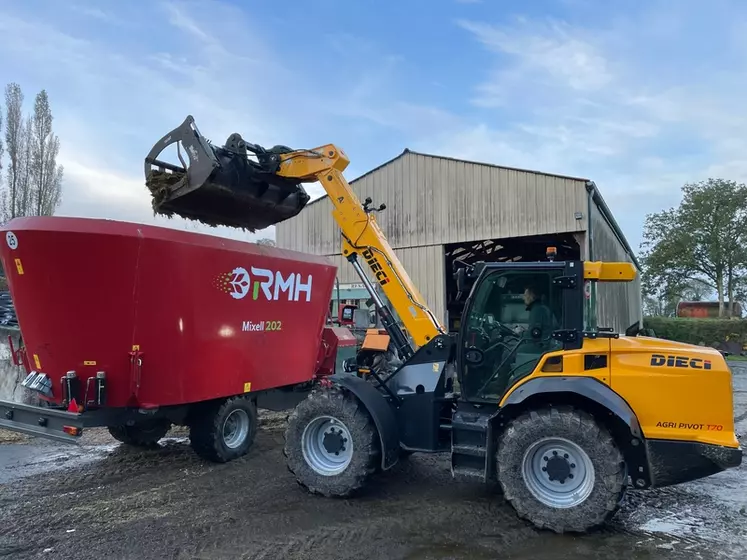 Chargeuse articulée Dieci Agri Pivot T70 au chargement d'une remorque mélangeuse à vis verticales RMH Mixell 202