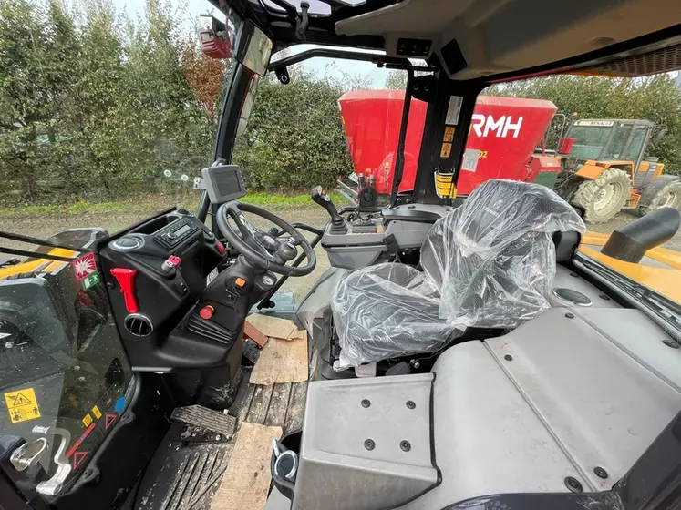 Vue intérieure de la cabine de la chargeuse articulée Dieci Agri Pivot T70