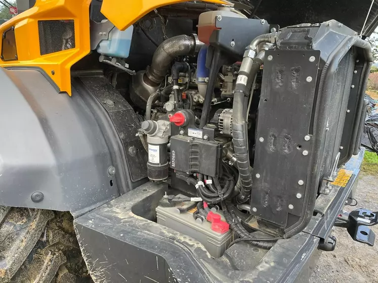 Bien accessible, la batterie prend place à gauche dans le compartiment moteur de la chargeuse articulée Dieci Agri Pivot T70.