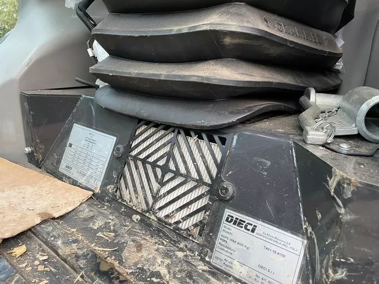 Située au ras du plancher de la cabine de la chargeuse articulée Dieci Agri Pivot T70, la grille de filtration de l’habitacle est exposée aux salissures.