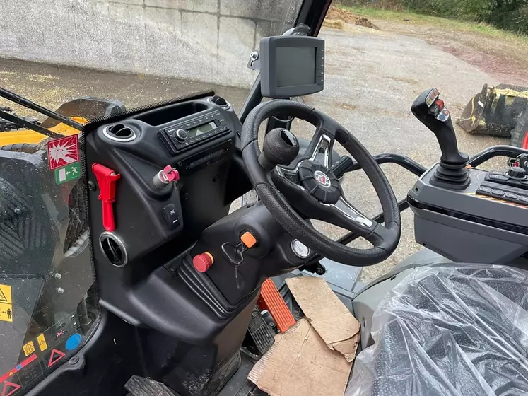 Le volant est seulement réglable en inclinaison sur la chargeuse articulée Dieci Agri Pivot T70.