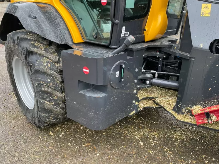 La réserve d’huile hydraulique de la chargeuse articulée Dieci Agri Pivot T70 a été placée à gauche pour équilibrer les charges.