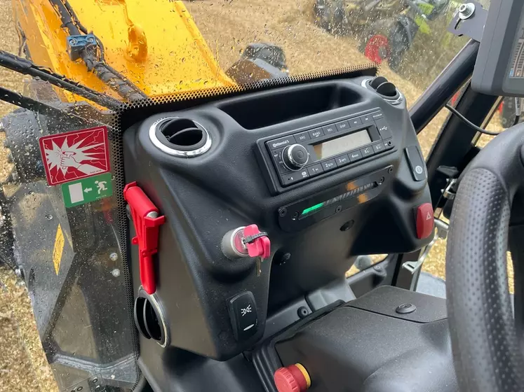 L’autoradio est intégré à la console centrale de la chargeuse articulée Dieci Agri Pivot T70.