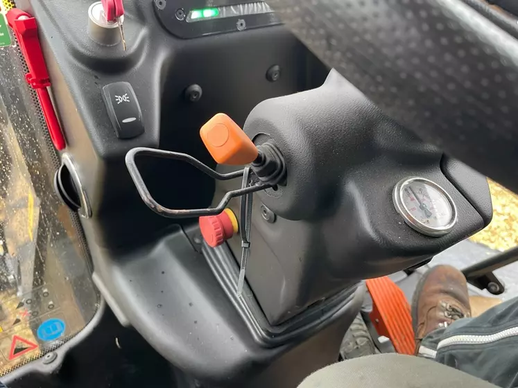 L'essayeur de la chargeuse articulée Dieci Agri Pivot T70 considère le levier d’inverseur à la main gauche positionné trop bas par rapport au volant.