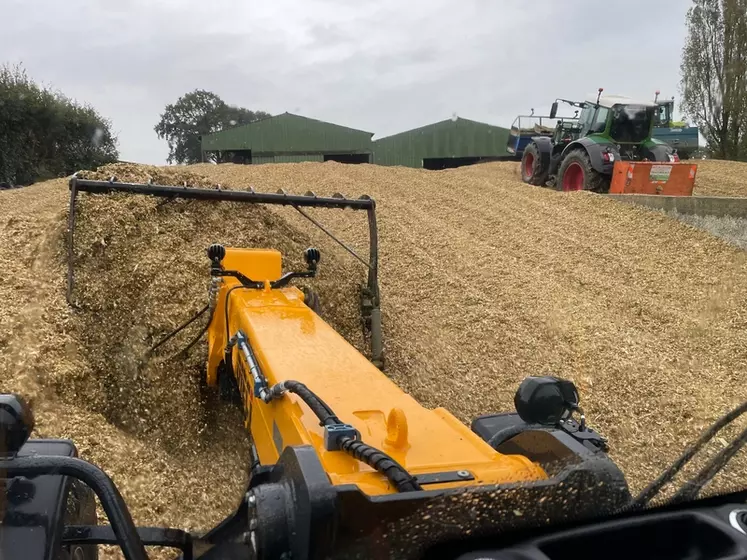 Chargeuse articulée Dieci Agri Pivot T70  sur tas d'ensilage de maïs