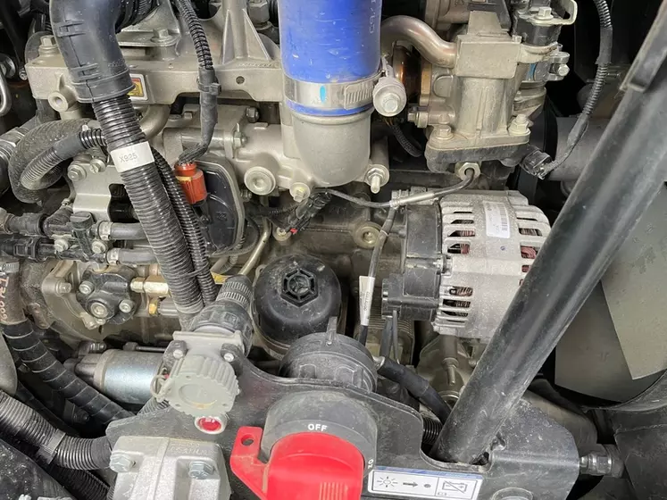 Vue du filtre à huile et de l'alternateur de la chargeuse articulée Dieci Agri Pivot T70 