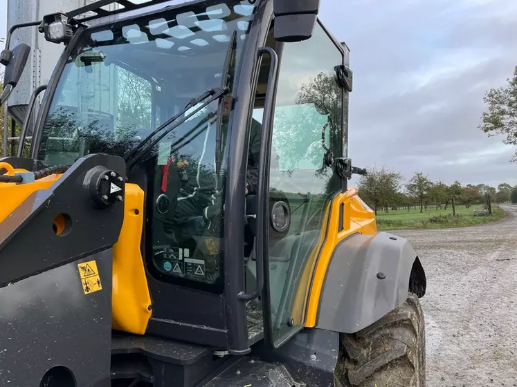 Cabine de la chargeuse articulée Dieci Agri Pivot T70 