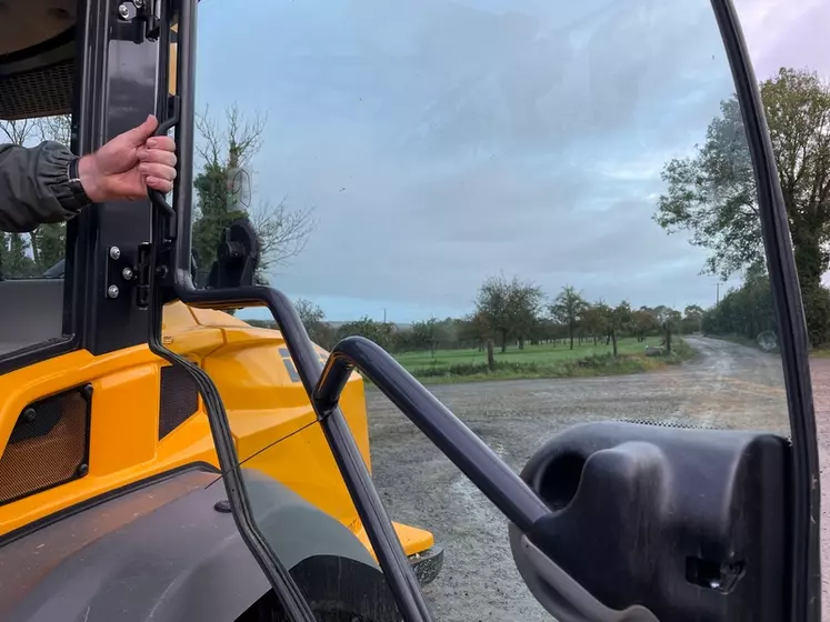 La poignée de porte de la chargeuse articulée Dieci Agri Pivot T70, située trop près des charnières, oblige à forcer pour fermer la porte.