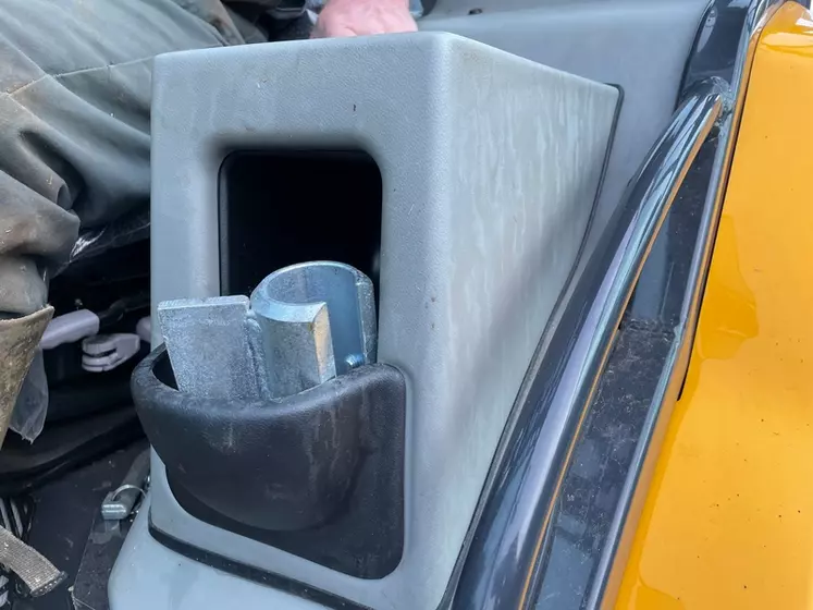 Les rangements sont limités à bord de la chargeuse articulée Dieci Agri Pivot T70.
