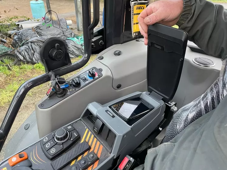 Dans la cabine de la chargeuse articulée Dieci Agri Pivot T70, le bac situé sous l’accoudoir est trop petit pour accueillir un smartphone.