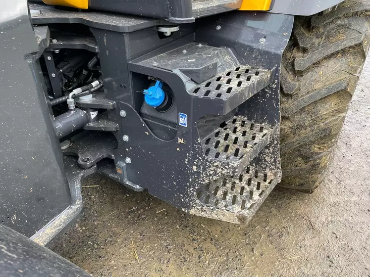 Le réservoir à AdBlue est situé sous la cabine du côté droit de la chargeuse articulée Dieci Agri Pivot T70.