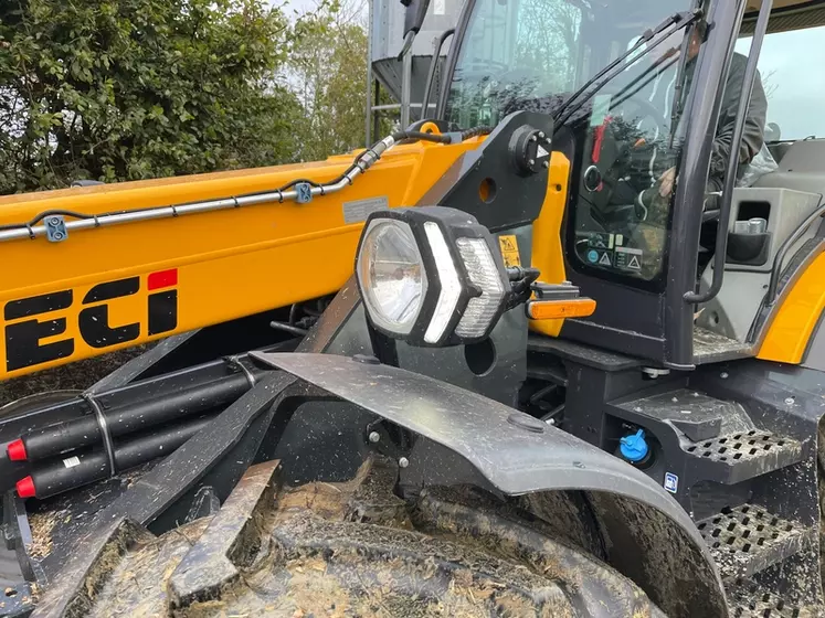 Les phares de la chargeuse articulée Dieci Agri Pivot T70 sont associés à des feux de jour à leds.