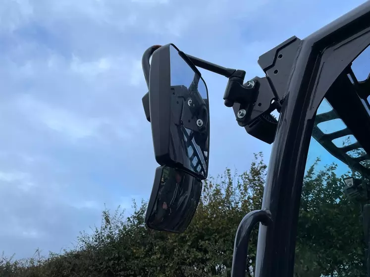 Les rétroviseurs en deux parties de la chargeuse articulée Dieci Agri Pivot T70 procurent une bonne visibilité vers l’arrière et permettent de voir où passent les ...