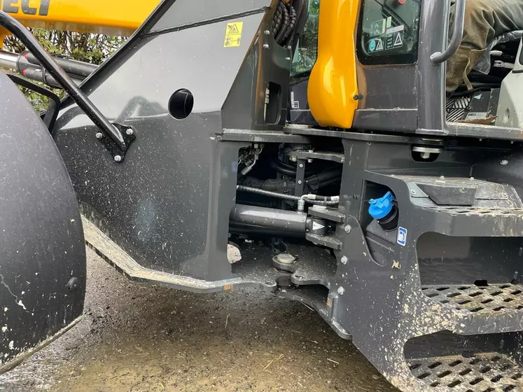 L’arbre d’entraînement du pont avant passe au milieu de l’articulation centrale de la chargeuse articulée Dieci Agri Pivot T70.