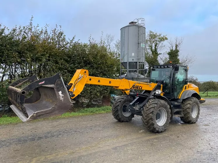 Des marquages sur la flèche permettent de connaître le niveau de déploiement du bras télescopique de la chargeuse articulée Dieci Agri Pivot T70.