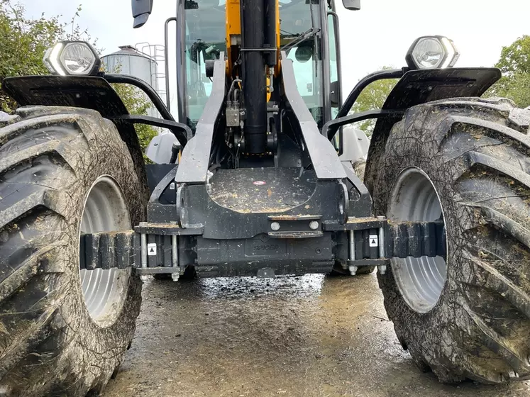 Le pont avant de la chargeuse articulée Dieci Agri Pivot T70 est rigide, tandis que celui de l’arrière est oscillant.