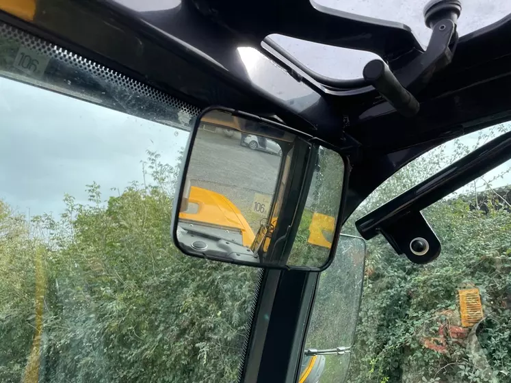 La chargeuse articulée Dieci Agri Pivot T70 est équipée d’un rétroviseur intérieur.