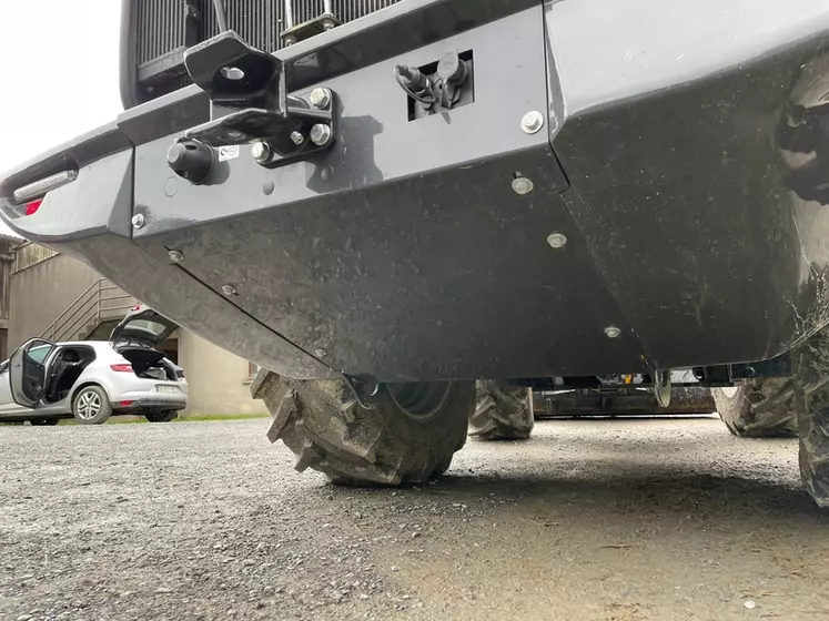 L’accès pour la vidange oblige à démonter une tôle sous le compartiment moteur de la chargeuse articulée Dieci Agri Pivot T70.