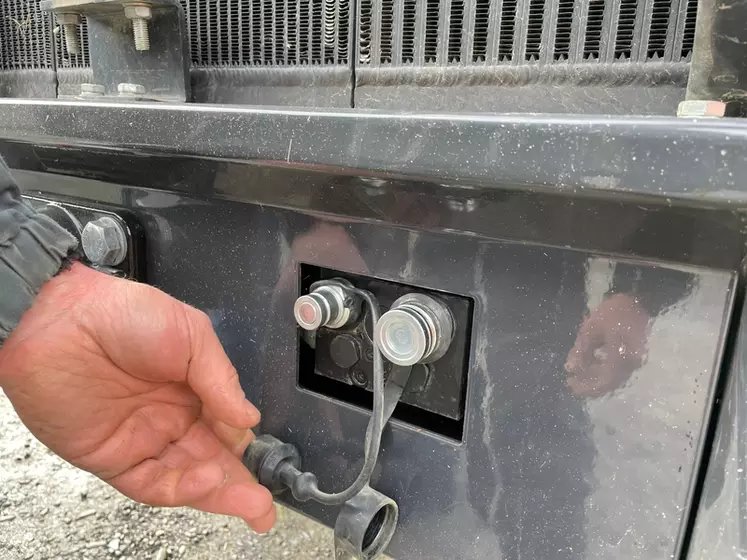 La chargeuse articulée Dieci Agri Pivot T70 essayée dispose du freinage hydraulique de remorque à double ligne.